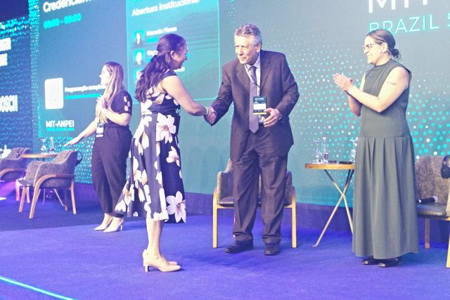 Cumprimentos no palco durante a abertura institucional