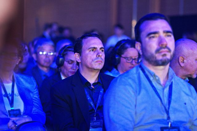 Participantes atentos na plateia