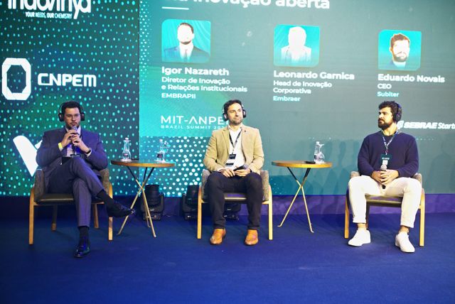 Painel com três convidados