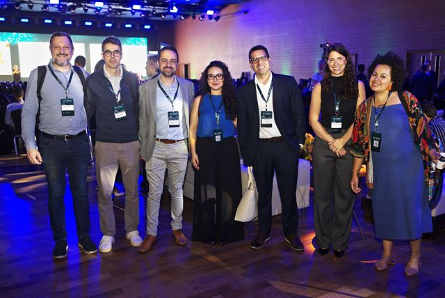 Grupo de participantes no espaço de networking