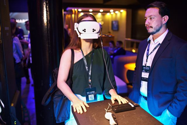 Participante experimenta óculos de realidade virtual em um estande