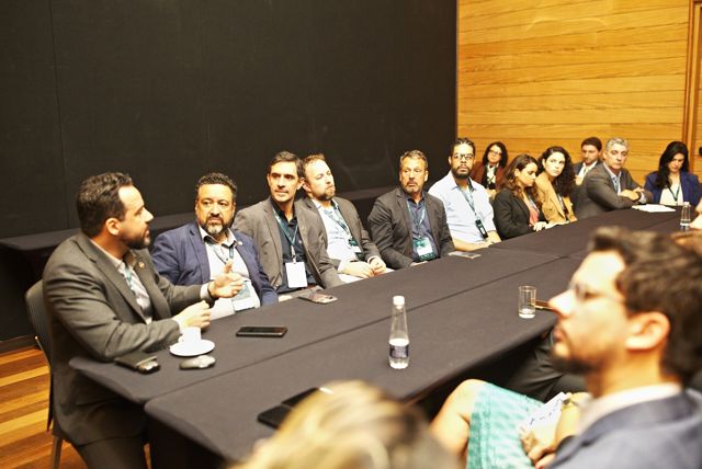 Sessão de trabalho em sala reservada