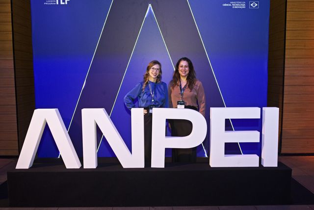 Participantes diante do letreiro da ANPEI