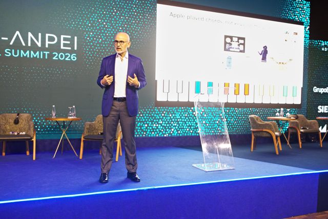 Keynote internacional diante da tela do palco principal