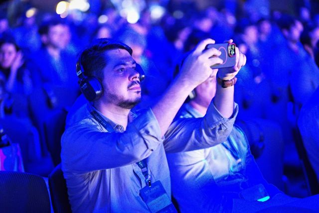 Participante registra a palestra com o celular
